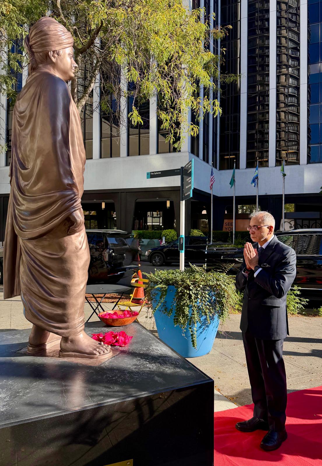  Ambassador Vinay Kwatra paid floral tributes at the Swami Vivekananda Monument in the heart of downtown Seattle