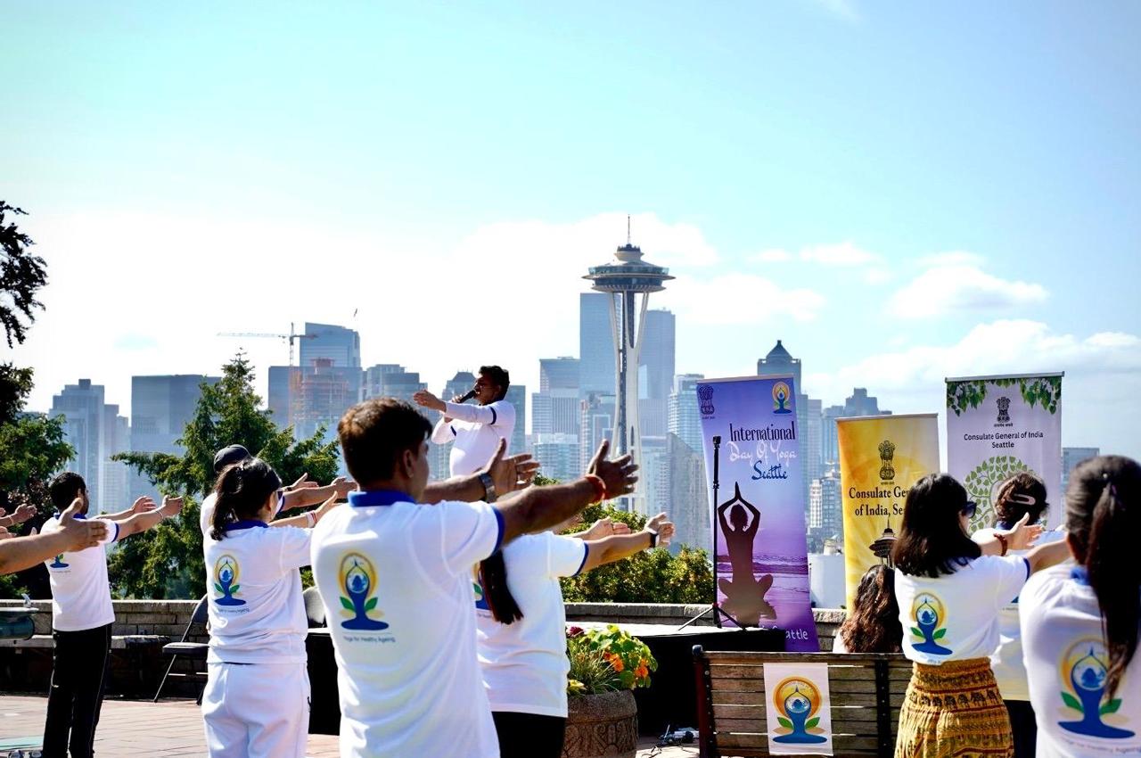  Yoga @ Seattle Skyline