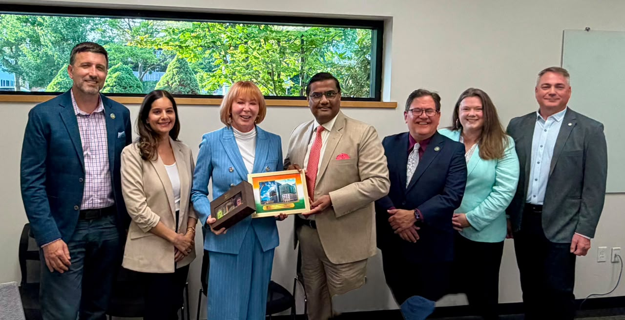  Consul General felicitating Kirkland Mayor and Council Members