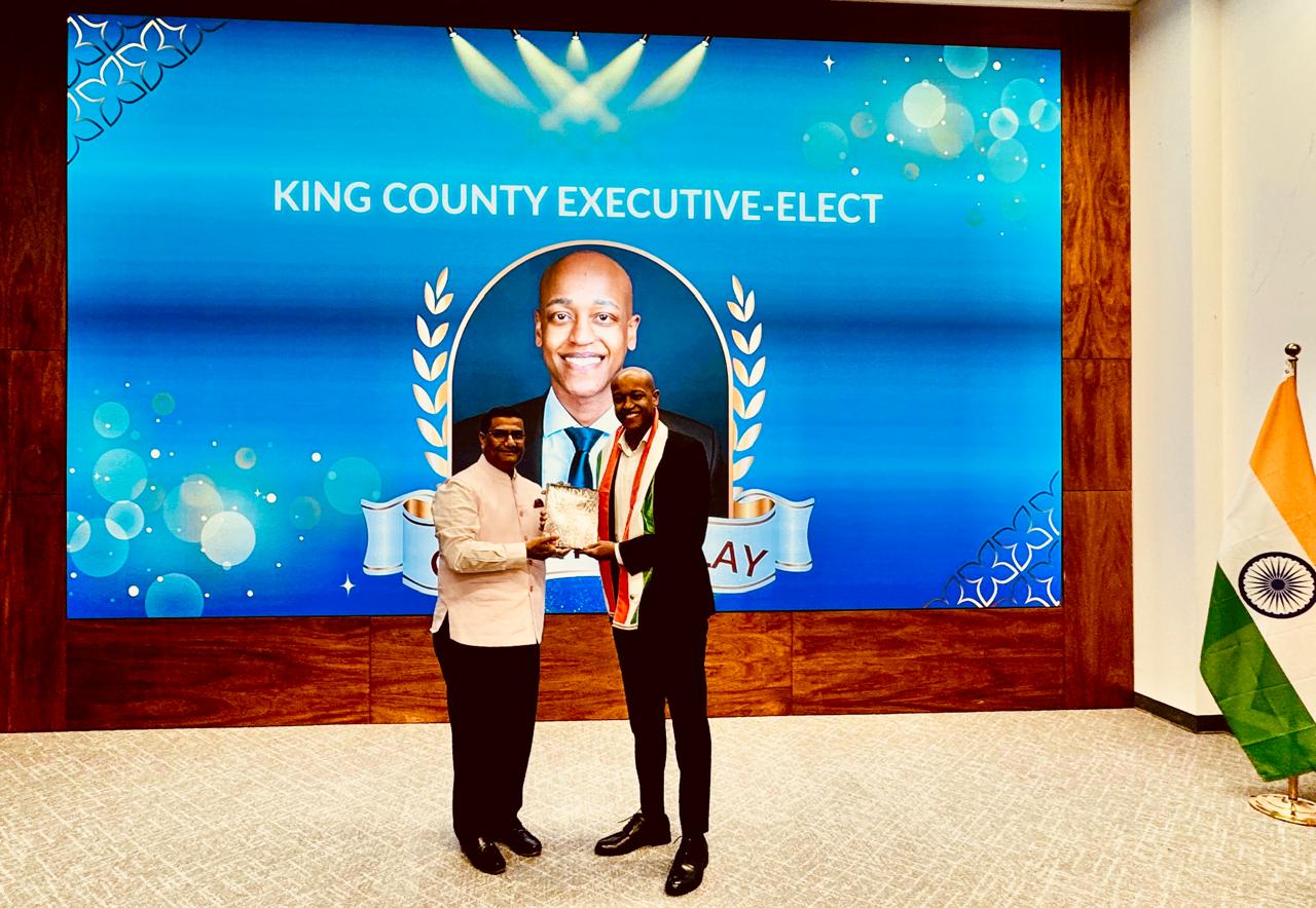  Consul General welcoming the King County Executive-elect Girmay Zahilay at the interactive session with Indian American community leaders (16 November 2025, CGI Seattle)