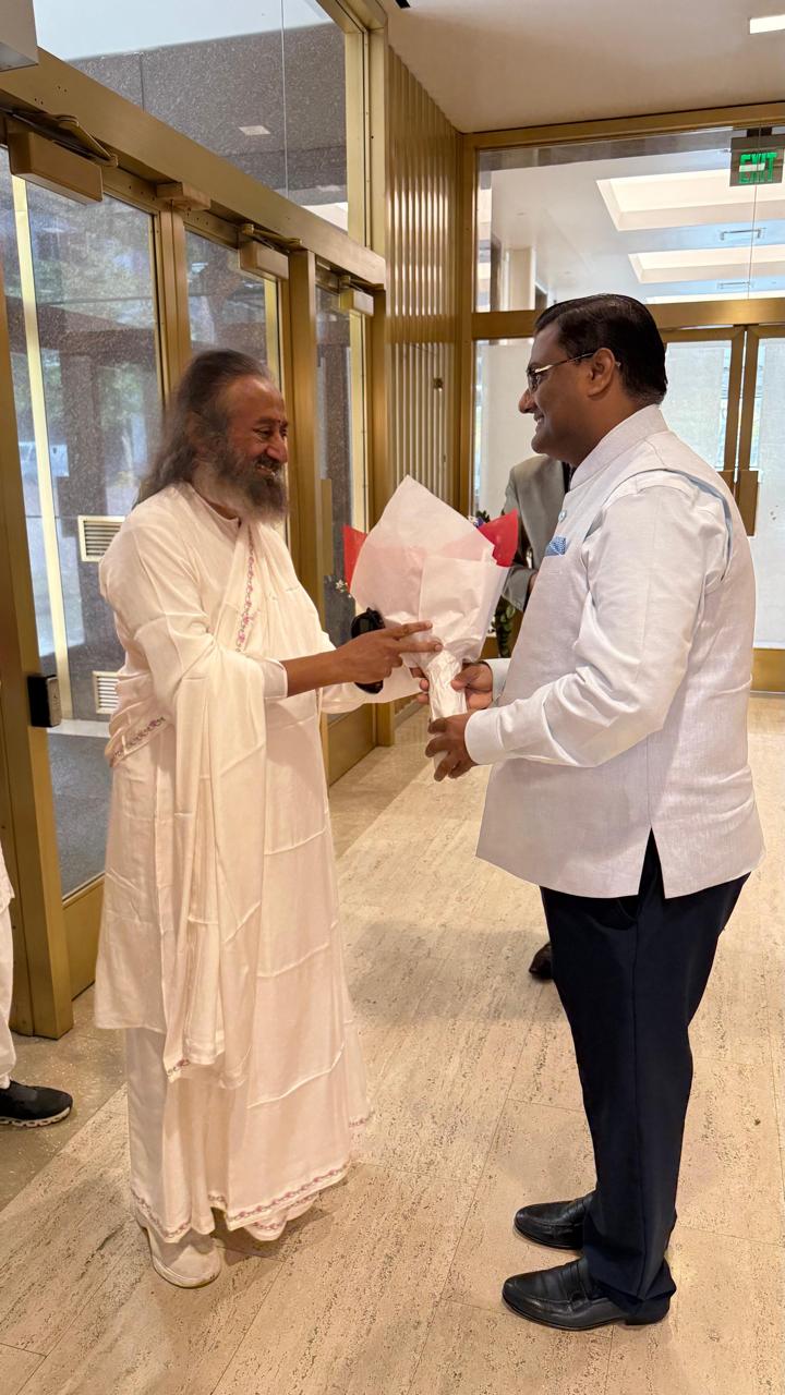  Consul General welcoming Gurudev Sri Sri Ravishankar ji (20 October 2025, Seattle)