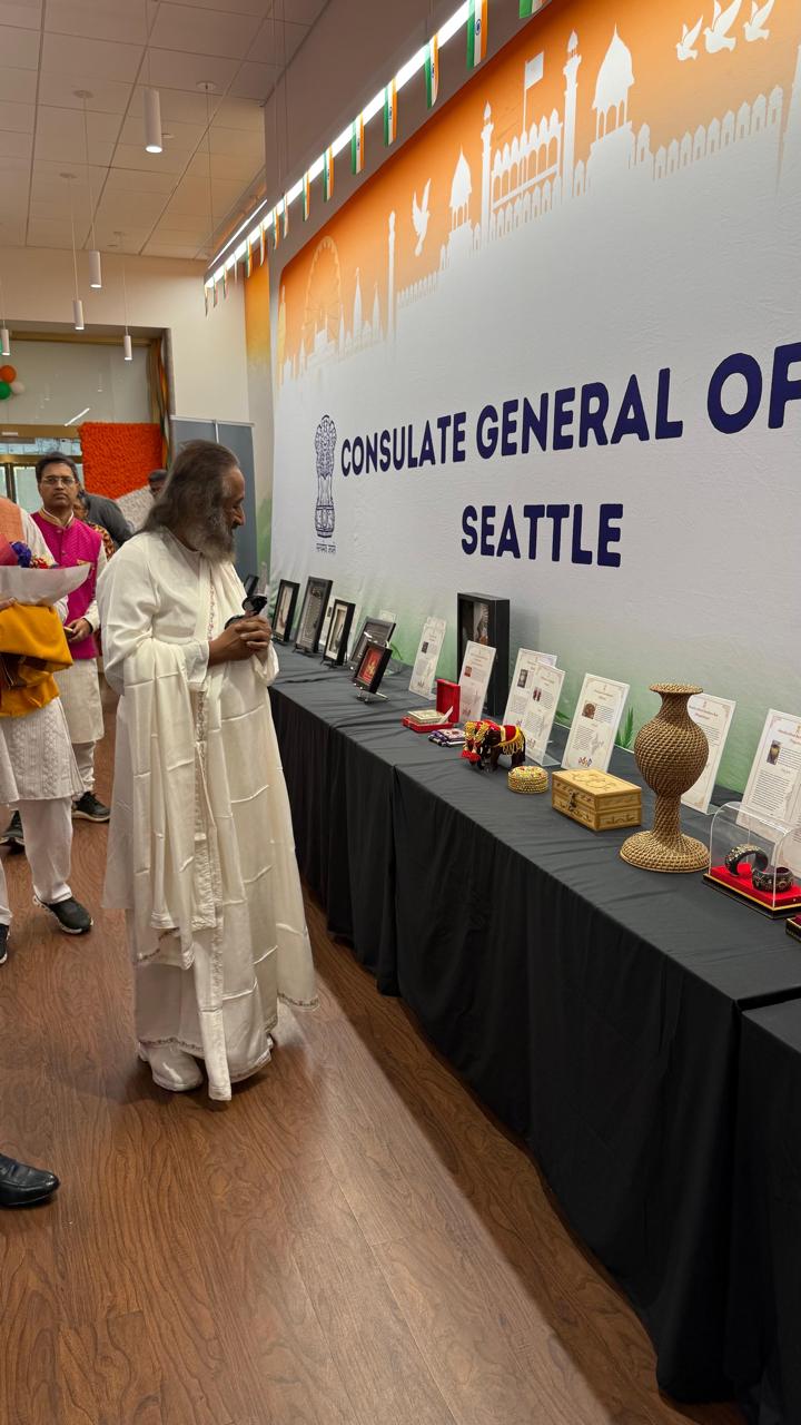  Sri Sri Ravishankar ji viewing ODOP items on display (20 October 2025, Seattle)
